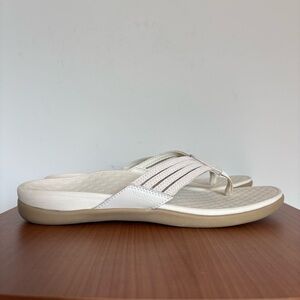 Vionic Fallyn Women's Toe Post Supportive Sandal in Cream White size 9